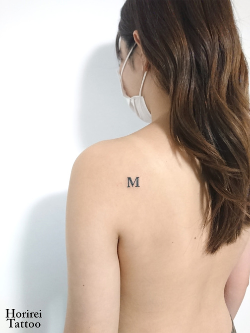 刺青作品　レタリングタトゥー 「M」
