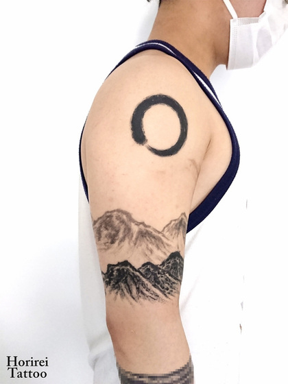 刺青作品　水墨タトゥー 「山脈と太陽」